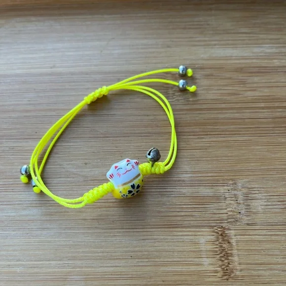 Lucky Cat Maneki Neko Charm Solid Yellow String handmade bracelet - Picture 3 of 9